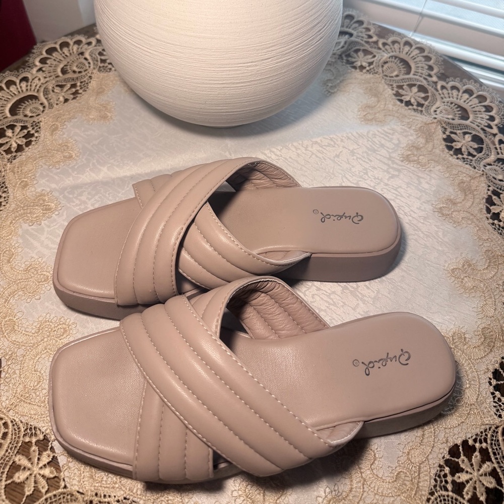 Chic Women's Cream Slide Sandals